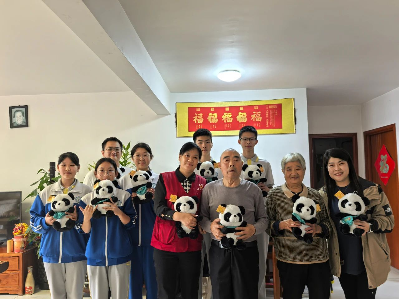 浓浓敬老情 情暖老人心——建西社区联合平谷区第三中学开展“孝老敬老”活动 